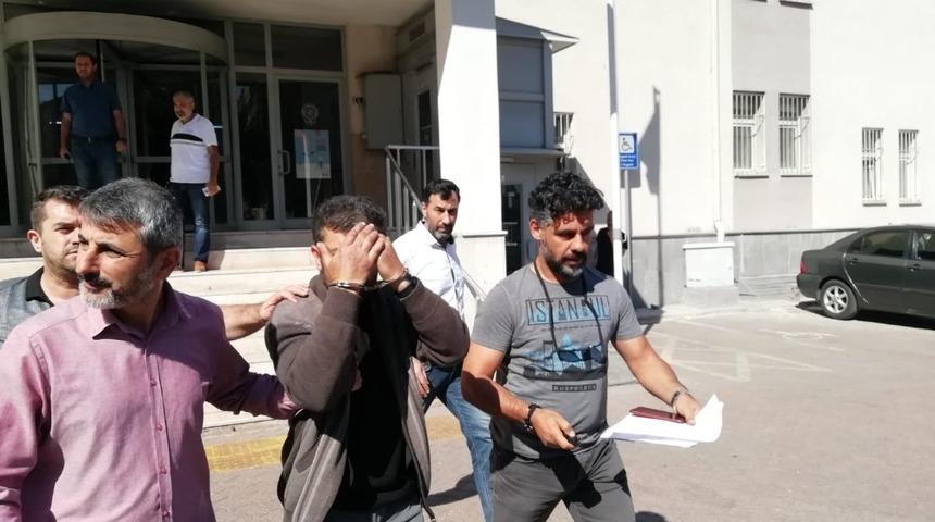 Aranan şahıs yakalanmamak i&ccedil;in evine kadın kıyafetiyle girip &ccedil;ıkmış