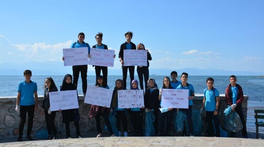 Beyşehir&rsquo;de &ouml;ğrencilerden g&ouml;l kenarındaki parkta &ccedil;&ouml;p topladı