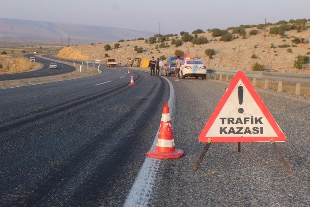 Yavuzeli&rsquo;nde kum y&uuml;kl&uuml; kamyon devrildi: 1 yaralı