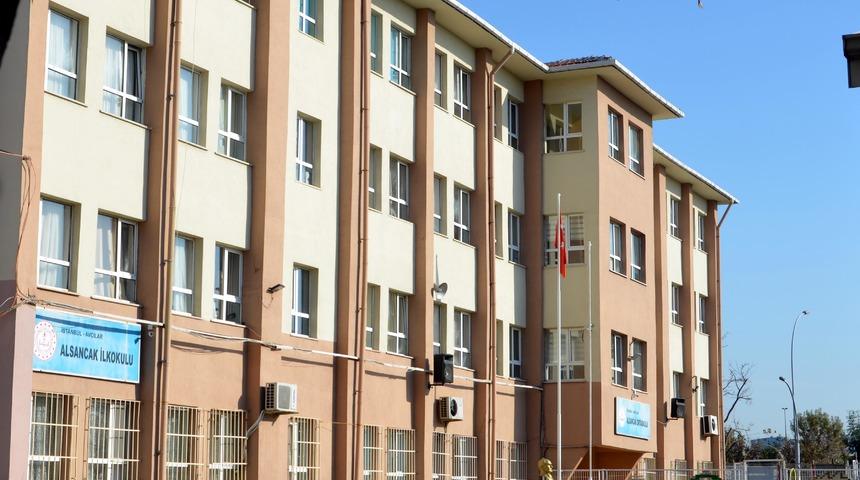 Avcılar'da 2 okulda eğitime risk engeli