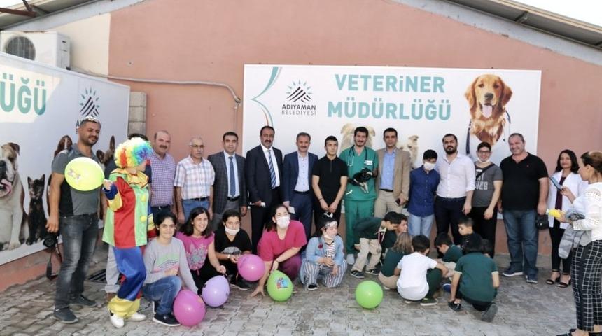 &Ouml;ğrenciler hayvanları besledi