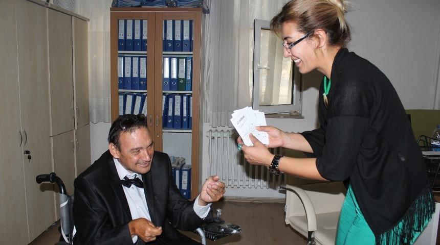 S&ouml;z&uuml;n&uuml; tuttu, mendil paralarını kimsesiz &ccedil;ocuklara bağışladı