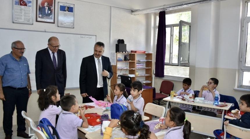 İl M&uuml;d&uuml;r&uuml; &Ccedil;elik&rsquo;in okul ziyaretleri