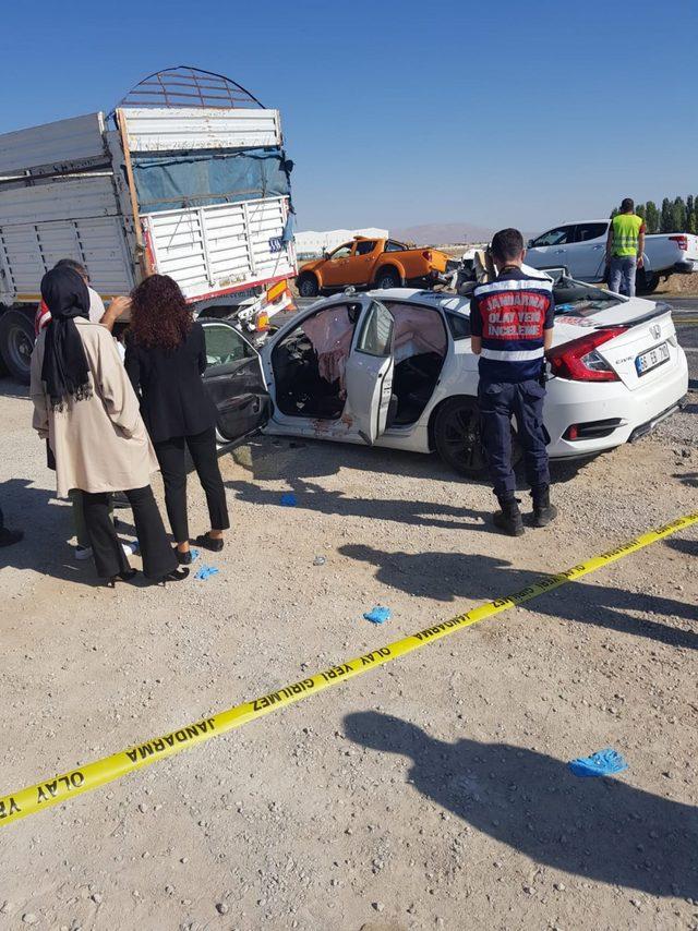 TIR'a çarpan otomobildeki öğretmenlerden biri öldü, diğeri yaralandı
