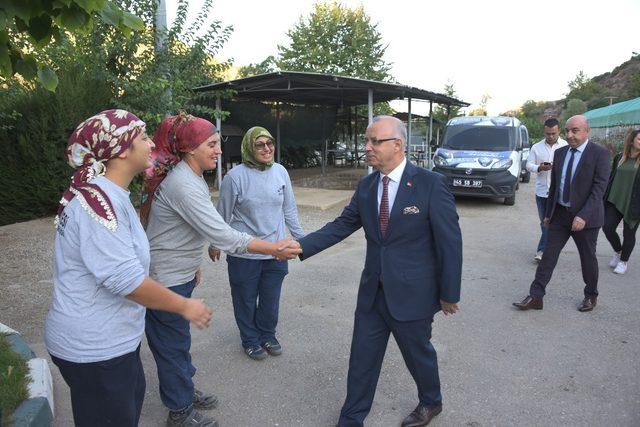 Başkan Kayda, üretim serasındaki işçilerle buluştu