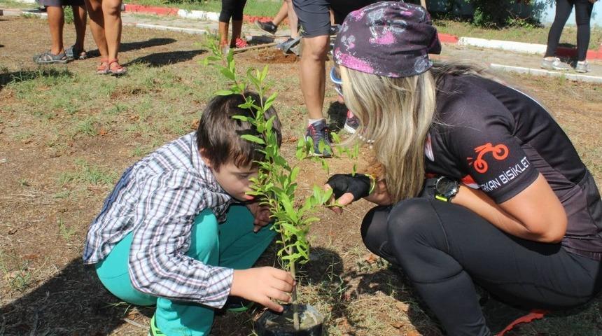 &Ouml;zel bireylerle fidan diktiler