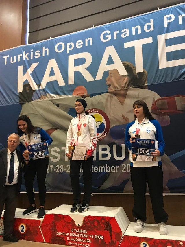 Kağıtsporlu sporcular karate turnuvasında madalyaları topladı