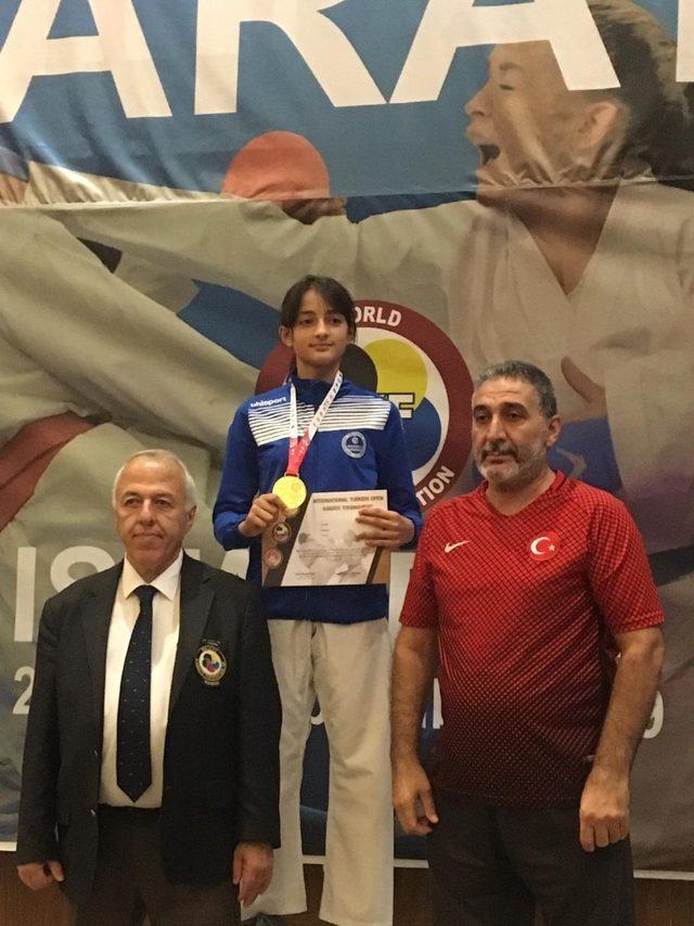 Kağıtsporlu sporcular karate turnuvasında madalyaları topladı