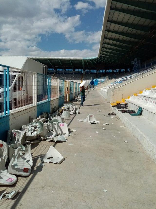 Kazım Karabekir Stadı’nda 3 bin koltuk yenilendi