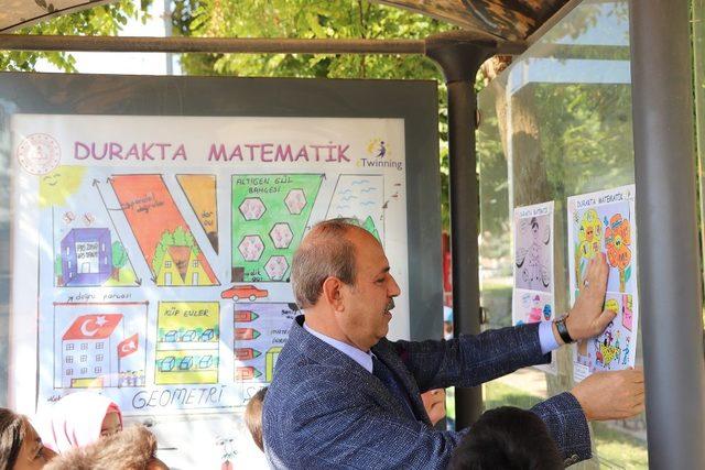 Ootobüs durağında Matematik dersi