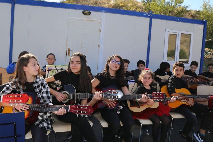Çocuklar sokak hayvanları için çaldı G3