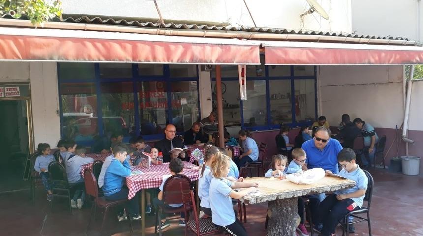 Kahvehanede kitap okudular