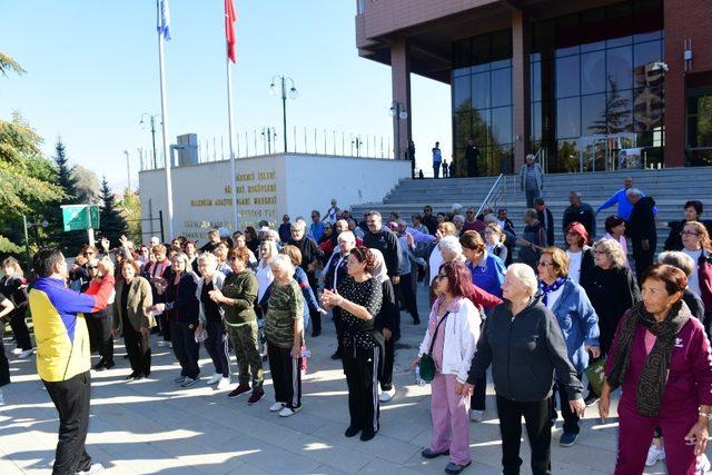 Tazelenme Üniversitesi öğrencileri sabah sporunda