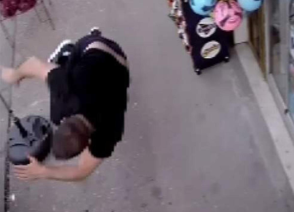 Kucağında bebeğiyle bekleyen babaya aracıyla &ccedil;arpıp ka&ccedil;tı!