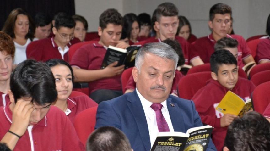 Vali Yazıcı öğrencilerle kitap okudu