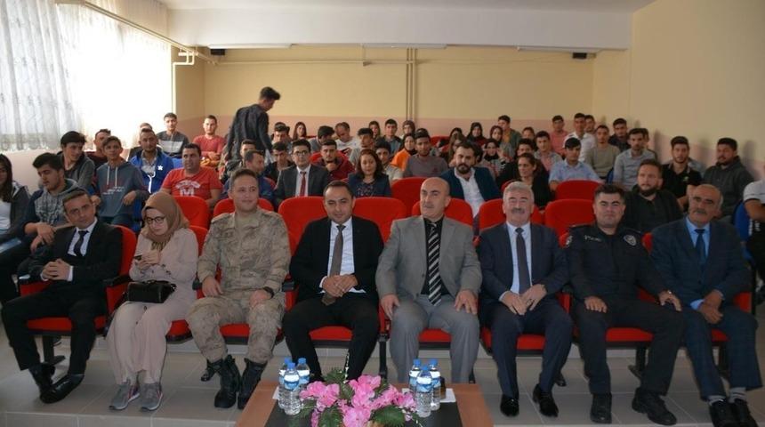 Koyulhisar MYO&rsquo;da ilk dersi Kaymakam  Partal tarafından ger&ccedil;ekleştirildi