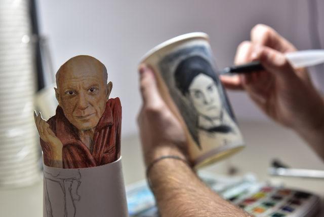 Picasso'nun milyon dolarlık eserlerini 10 kuruşluk karton bardaklara çiziyor