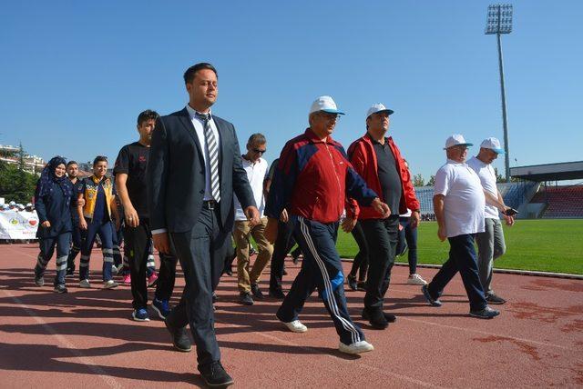 Isparta’da ’Koş, Yürü, Oyna, Sağlıklı Yaşa’ temalı Dünya Yürüyüş Günü etkinliği