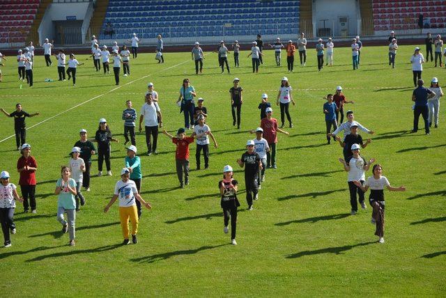 Isparta’da ’Koş, Yürü, Oyna, Sağlıklı Yaşa’ temalı Dünya Yürüyüş Günü etkinliği