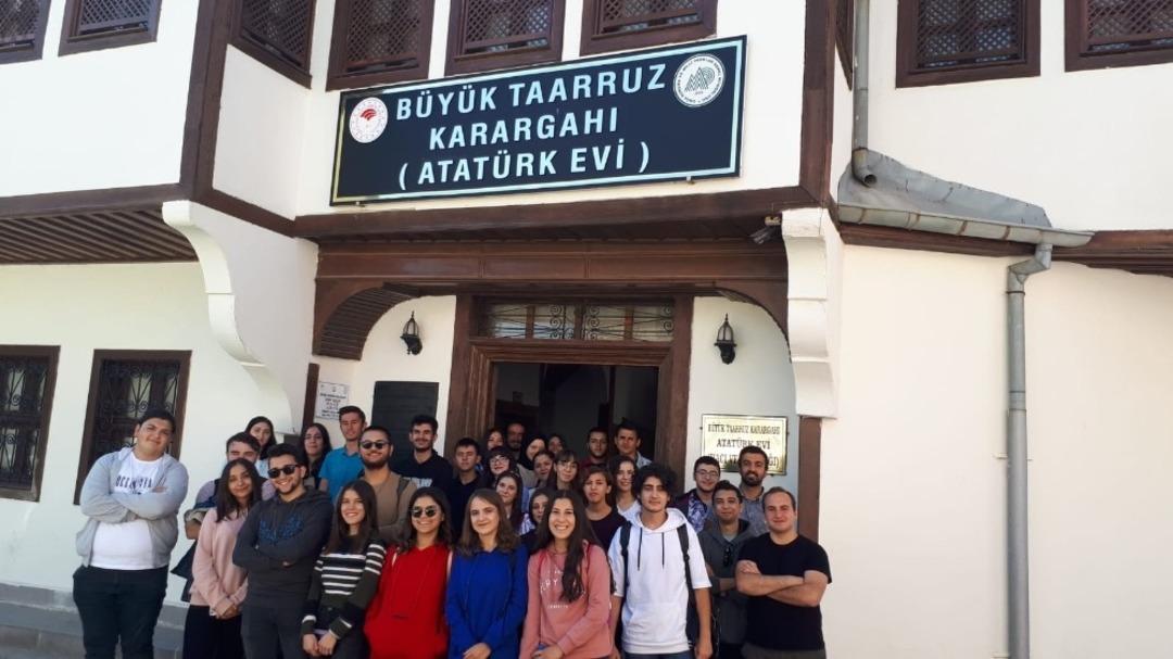 &Ouml;ğrencilerden zafer meşalesinin yakıldığı topraklara ziyaret