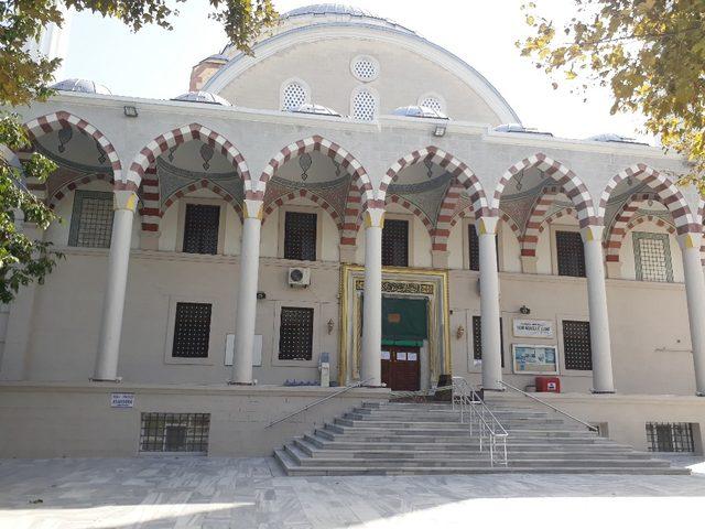 Depremde hasar gören Bakırköy Yenimahalle Camii ibadete kapatıldı