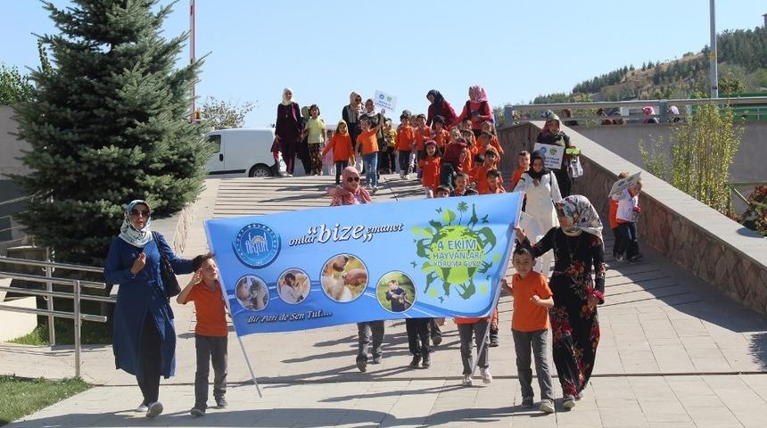 Minik hayvan dostlarından anlamlı mesaj