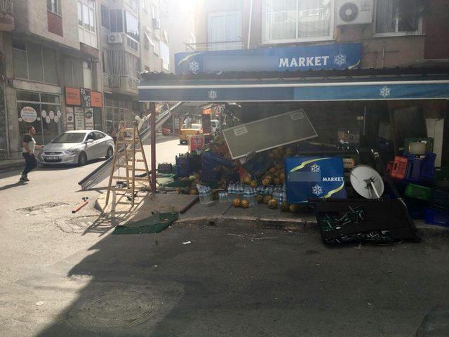 İzmir’de otomobil manav tezgahına daldı, faciadan dönüldü