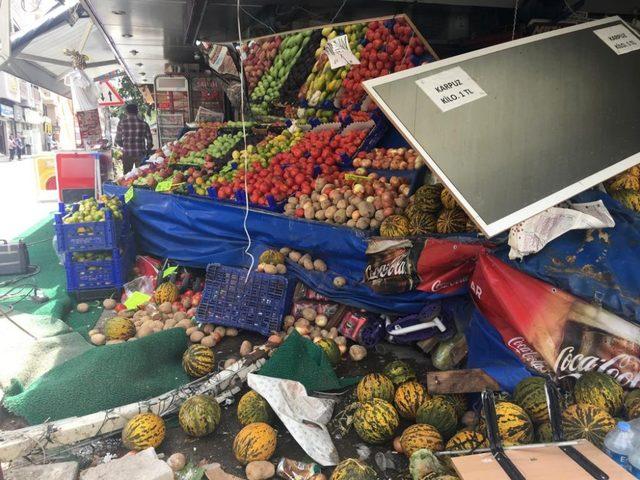 İzmir’de otomobil manav tezgahına daldı, faciadan dönüldü