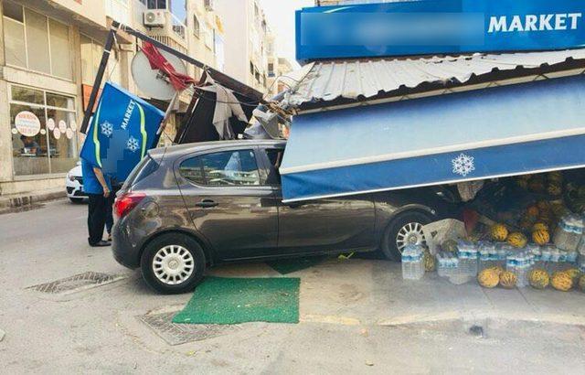 İzmir’de otomobil manav tezgahına daldı, faciadan dönüldü