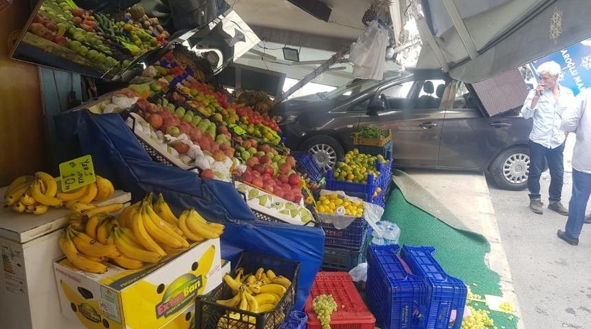 İzmir&rsquo;de otomobil manav tezgahına daldı, faciadan d&ouml;n&uuml;ld&uuml;