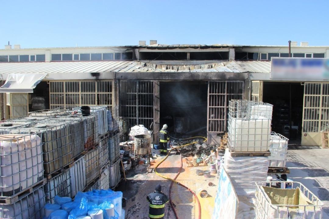 Kaynak makinesinden sı&ccedil;rayan kıvılcım yangın &ccedil;ıkardı, iş&ccedil;i alevler arasında kaldı