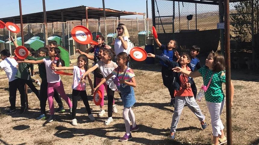 Minikler hayvanları besledi