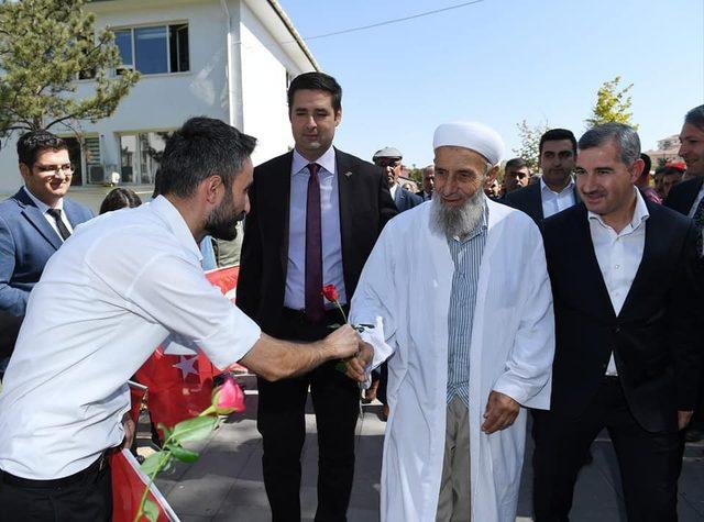 Şehit aileleri Türk bayrakları ve güllerle karşılandı