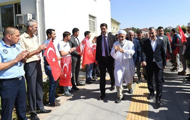 Şehit aileleri Türk bayrakları ve güllerle karşılandı