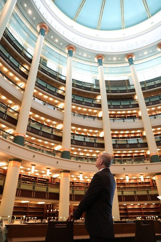 Cumhurbaşkanı Erdoğan Külliye Kütüphanesinde incelemelerde bulundu