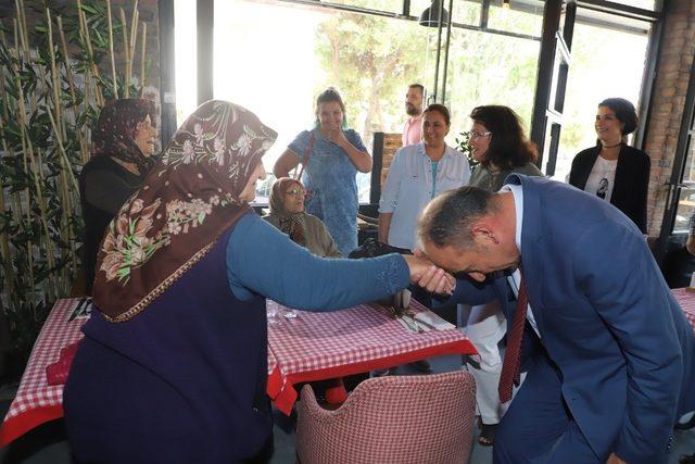 Başkan Akın huzurevi sakinlerinin duasını aldı