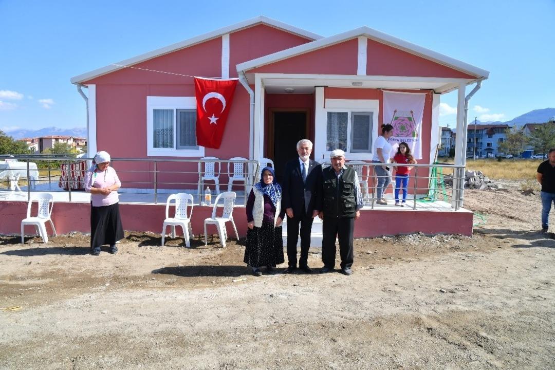 Eski parselde evi kanal ve yol ortasında kalan vatandaş, belediyenin yaptığı eve taşındı