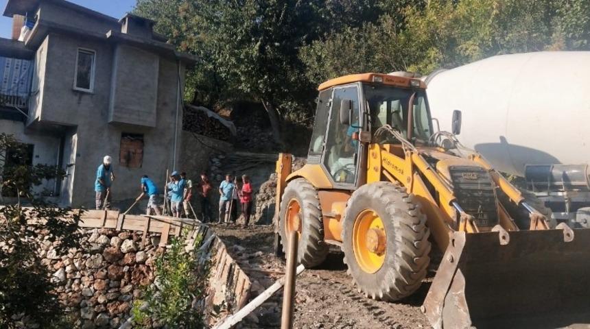 90 yaşındaki Ümmühan nine için evine özel yol