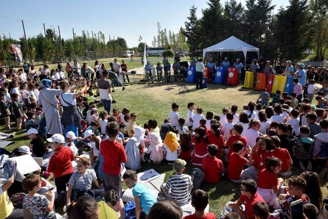 Kendi yaptığı limonataları satarak hayvanlara destek