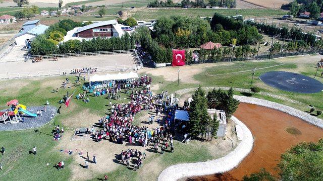 Kendi yaptığı limonataları satarak hayvanlara destek