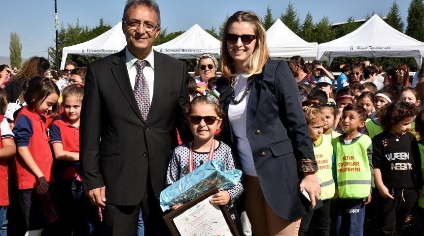 Kendi yaptığı limonataları satarak hayvanlara destek