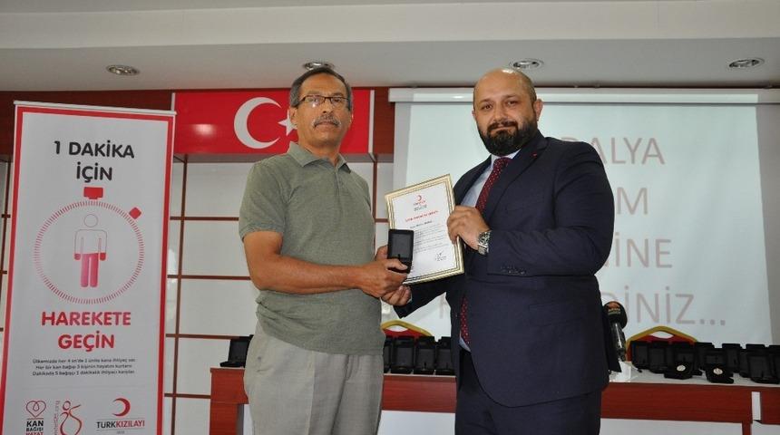 Kızılay’dan Elbistan’daki kan bağışçılarına madalya