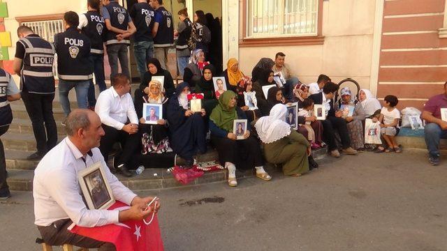 Üniversite öğrencilerinden, HDP önünde evlat nöbeti tutan ailelere destek ziyareti