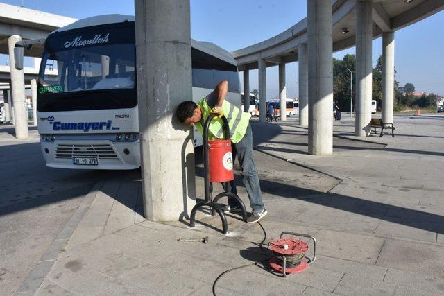 Terminaldeki oturma bankları yenilendi