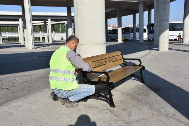 Terminaldeki oturma bankları yenilendi