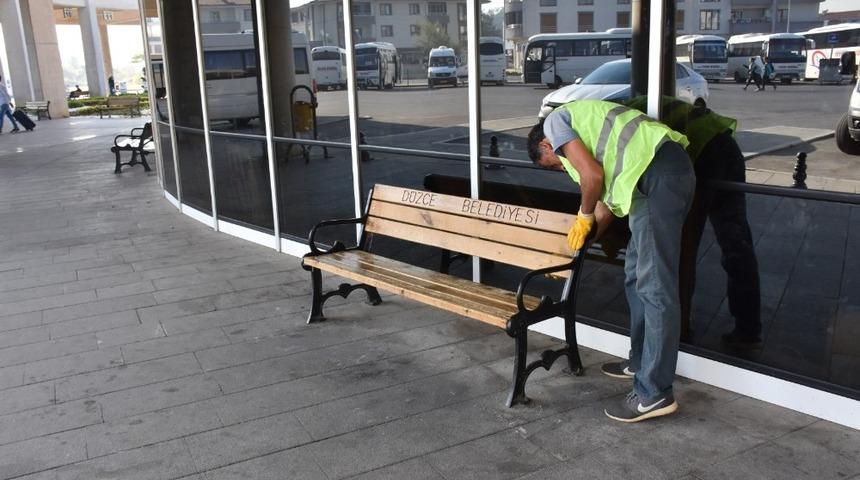Terminaldeki oturma bankları yenilendi