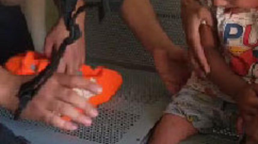 Bacağı sıkışan &ccedil;ocuğu itfaiye kurtardı