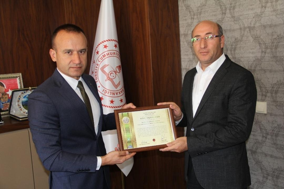 Ağrı&rsquo;da 5 okula başarı belgesi verildi