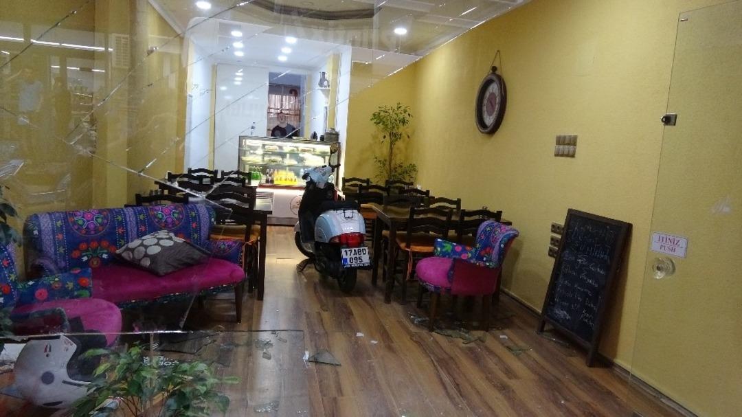 Yanlışlıkla gaza basan kadın motorsiklet s&uuml;r&uuml;c&uuml;s&uuml; kafeye daldı: 1 yaralı