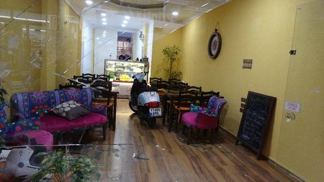 Yanlışlıkla gaza basan kadın motorsiklet sürücüsü kafeye daldı: 1 yaralı